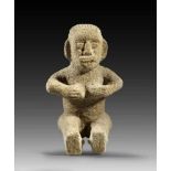 Sitzende Frau. Sitzende Frau. Atlantische Abdachung, 300 - 800 n. Chr. H 24,7cm. Grauer Vulkanstein.