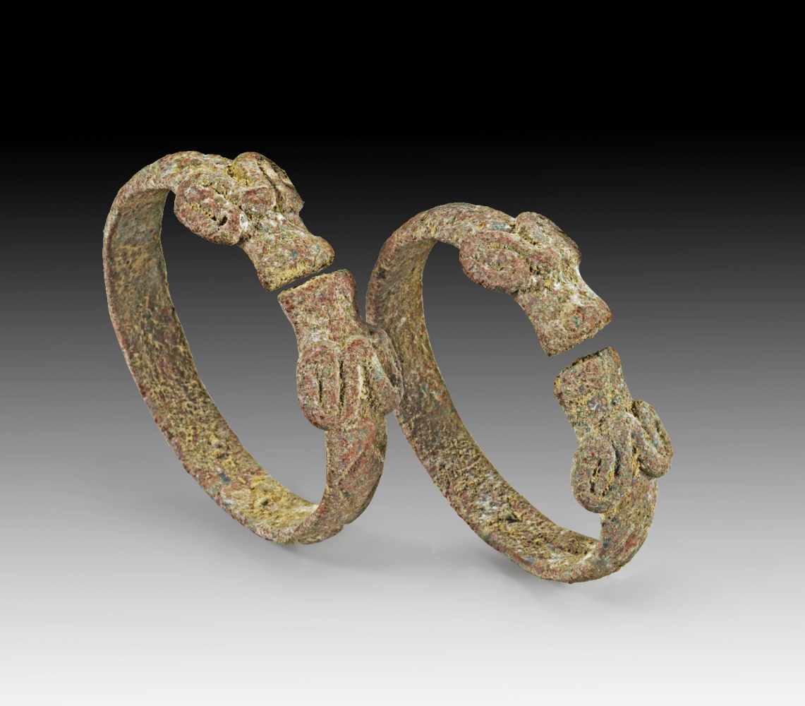 Paar Silberarmreife mit Tierkopfenden. Luristan, 1. Jt. v. Chr. ø 6,5cm. Offene, bandförmige