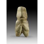 Idol. Idol. Mezcala, 300 v. Chr. oder früher. H 10,8cm. Grünlicher Diorit. Aus einer Axt