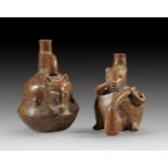 Zwei zoomorphe Gefäße. Zwei zoomorphe Gefäße. Chimú, circa 900 - 1470 n. Chr. a) H 13cm. Grauer