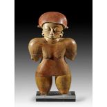 Stehender Mann mit hoher Haube. Stehender Mann mit hoher Haube. Chorrera, circa 1500 - 750 v. Chr. H