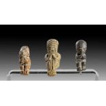 Drei sitzende Miniatur-Statuetten. Drei sitzende Miniatur-Statuetten. Bahia, 500 v. - 500 n. Chr.