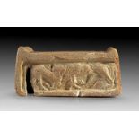 Griechischer Altar. Griechischer Altar. Magna Graecia, 550 - 500 Jh. v. Chr. H 16,8cm, B 36,1cm, T