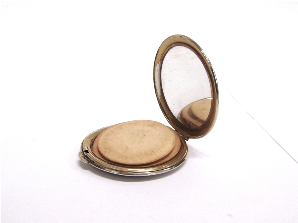 A KIGU SILVER COMPACT London 1964, 8.3cm diameter with felt outer case