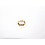 A 22 CARAT GOLD WEDDING RING 5g gross