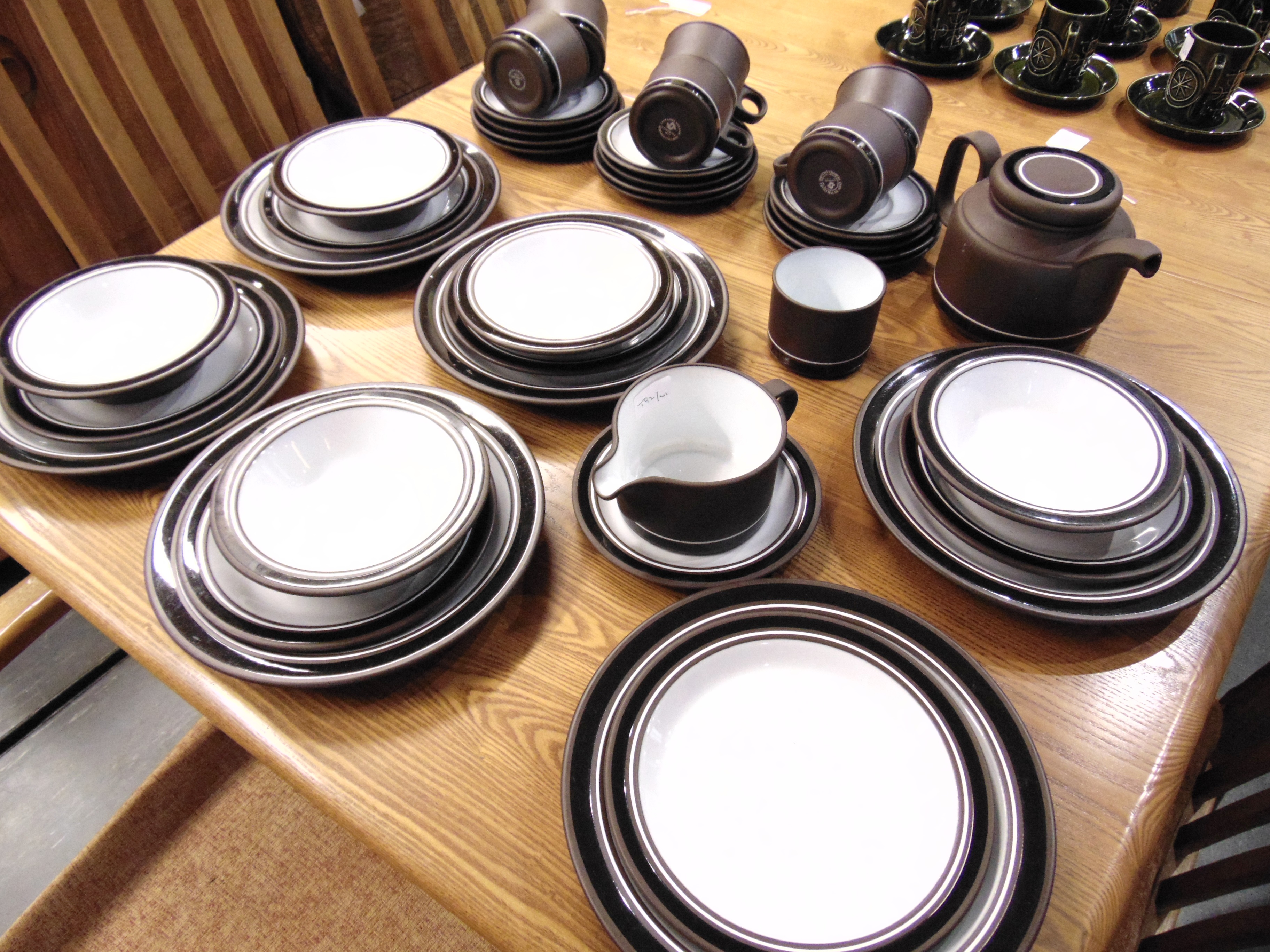 A QUANTITY OF HORNSEA 'CONTRAST' PATTERN DINNER AND TEAWARE
