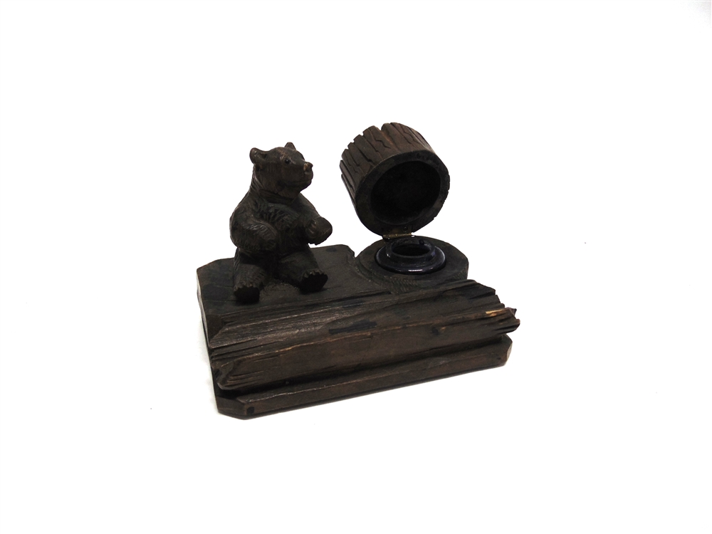 [TREEN] A BLACK FOREST DESK STAND with seated bear beside a tree trunk opening to inkwell, 13cm - Image 3 of 3