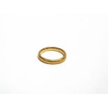 A 22 CARAT GOLD WEDDING RING 4.4g gross