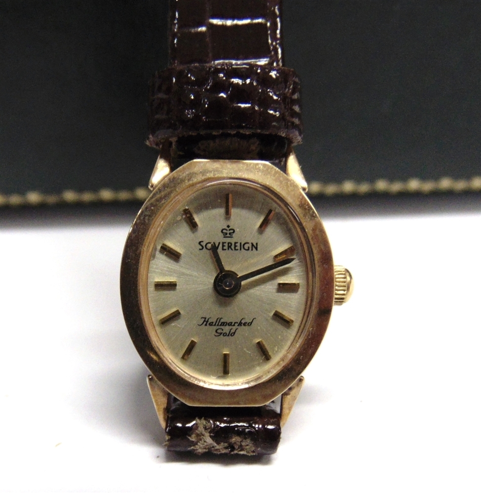 A LADY'S 9 CARAT GOLD SOVEREIGN MECHANICAL WRISTWATCH on a strap, cased; with a John Pinches 100 - Image 3 of 4