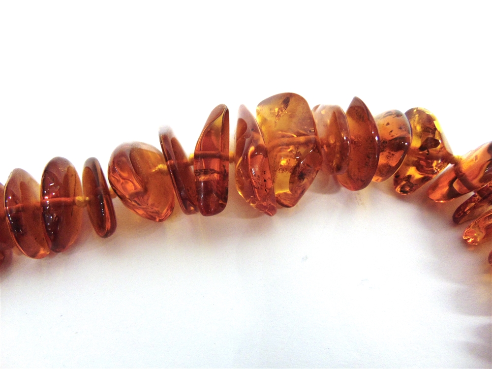 A GRADUATED ROW OF TUMBLED AMBER BEADS 49cm long, 54g gross - Image 3 of 12