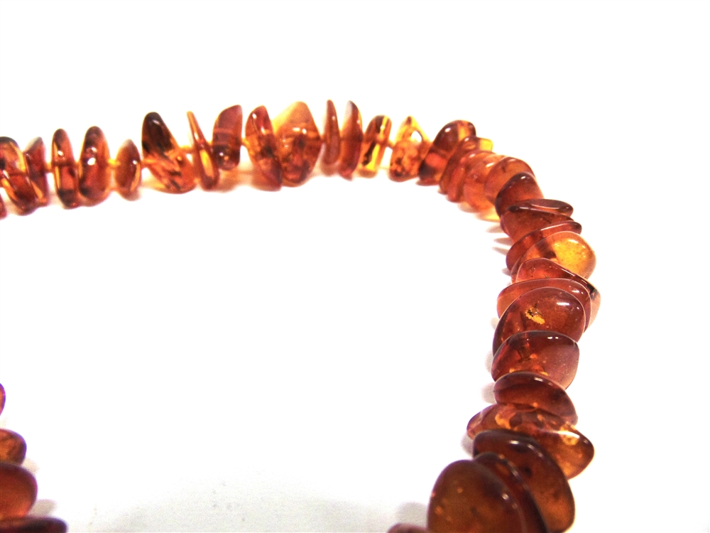 A GRADUATED ROW OF TUMBLED AMBER BEADS 49cm long, 54g gross - Image 5 of 12