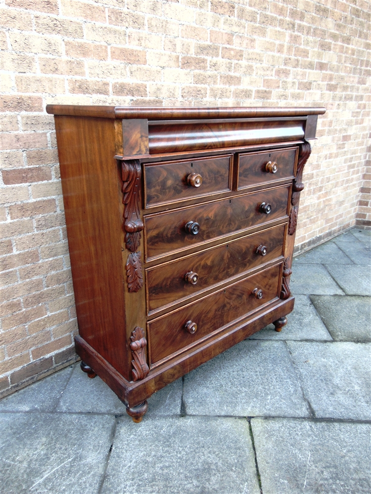 A LARGE VICTORIAN FIGURED MAHOGANY CHEST OF DRAWERS with ogee drawer above two short and three - Image 2 of 2