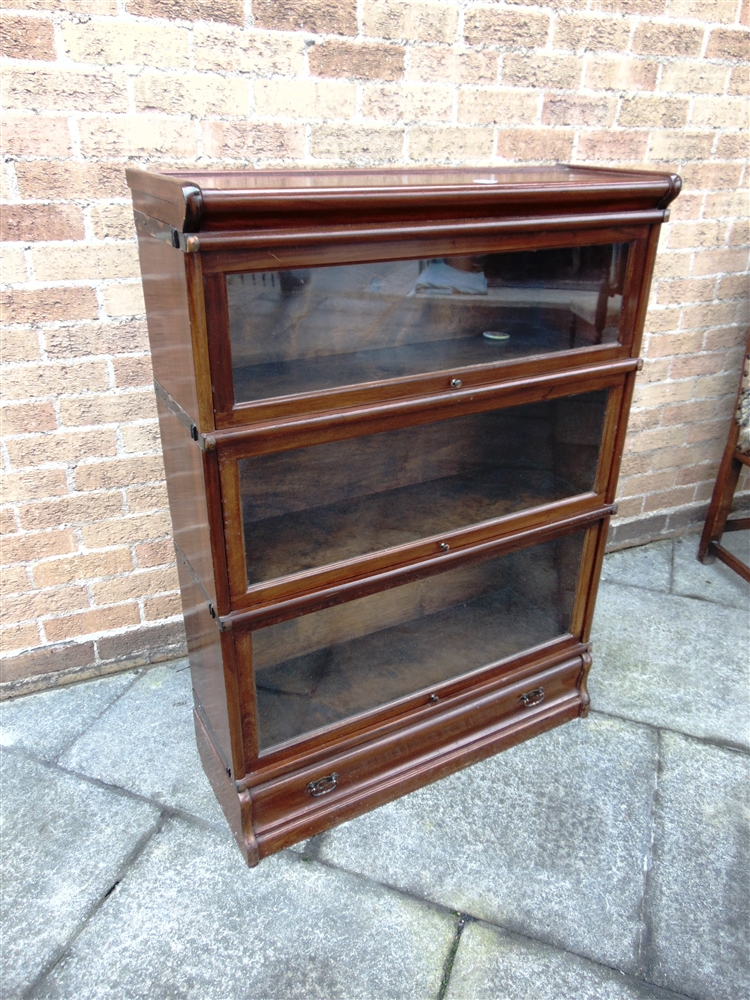 A THREE TIER MAHOGANY GLOBE WERNICKE SECTIONAL BOOKCASE fitted with drawer to base section, 86cm - Image 3 of 3