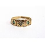 A LATE VICTORIAN ROSE DIAMOND AND EMERALD 15 CARAT GOLD RING Birmingham 1900, finger size L, 2.5g