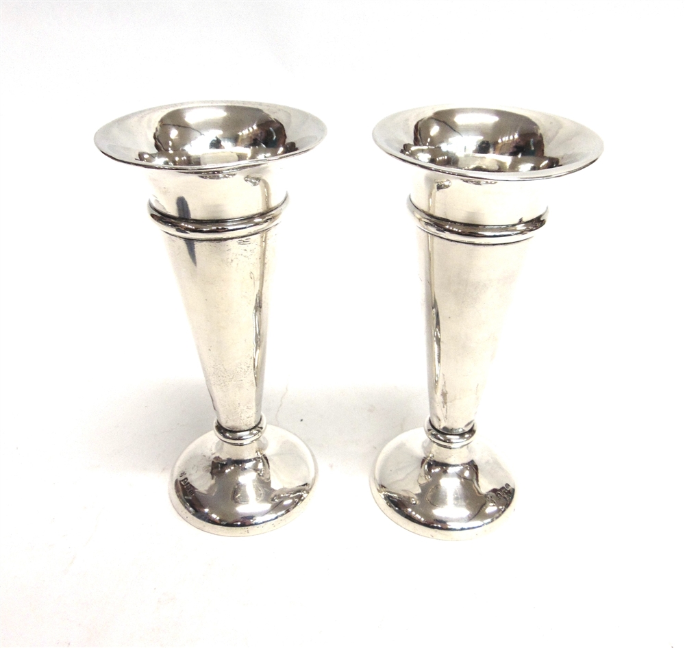 A PAIR OF LOADED SILVER TRUMPET BUD VASES by Deakin & Deakin, 1919, 16.5cm high