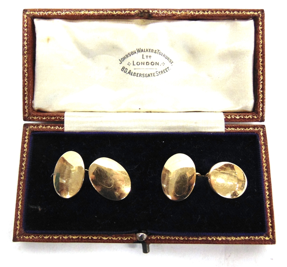 A PAIR OF CUFFLINKS stamped '18' and 'JW & T', the plain oval panels, 1.6cm long, with with chain