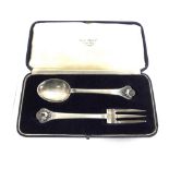 A CASED SILVER SPOON AND FORK SET by Mappin & Webb, Sheffield 1935, trefid pattern, the finial