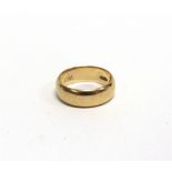 AN 18 CARAT GOLD WEDDING RING 7.6g gross