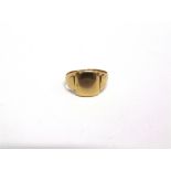 AN 18 CARAT GOLD SIGNET RING finger size L1/2, 4.2g gross