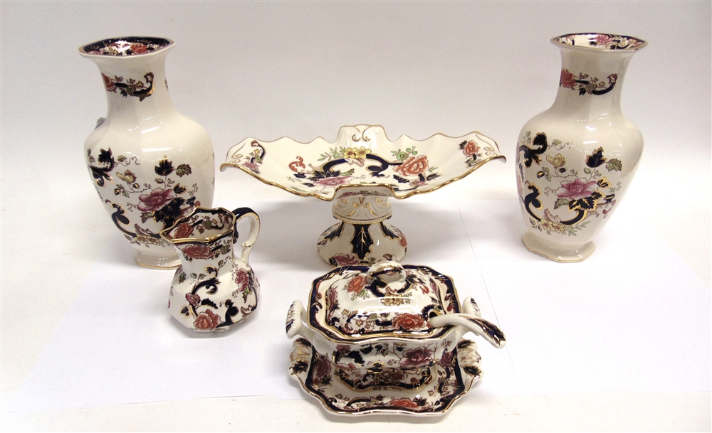 FIVE ITEMS OF MASONS 'MANDALAY' CERAMICS including a pair of vases, comporte, tureen and cover on