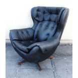 A LARGE BLACK VINYL UPHOLSTERED SWIVEL ARMCHAIR on five prong wooden support, 91cm wide 101cm high