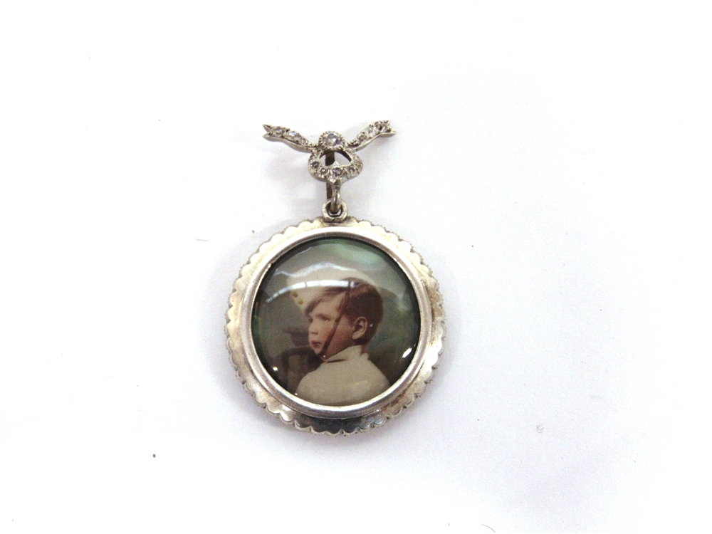 AN EDWARDIAN PASTE SET PICTURE PENDANT in unmarked silver, with paste set ribbon bow bail - Image 3 of 3