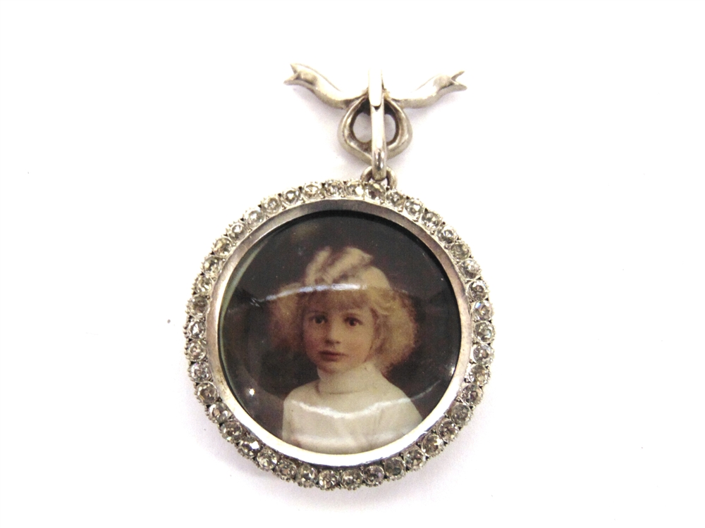 AN EDWARDIAN PASTE SET PICTURE PENDANT in unmarked silver, with paste set ribbon bow bail - Image 2 of 3