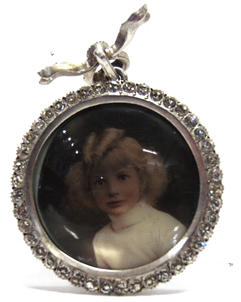 AN EDWARDIAN PASTE SET PICTURE PENDANT in unmarked silver, with paste set ribbon bow bail