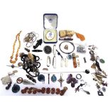 A COLLECTION OF JEWELLERY ITEMS including some silver