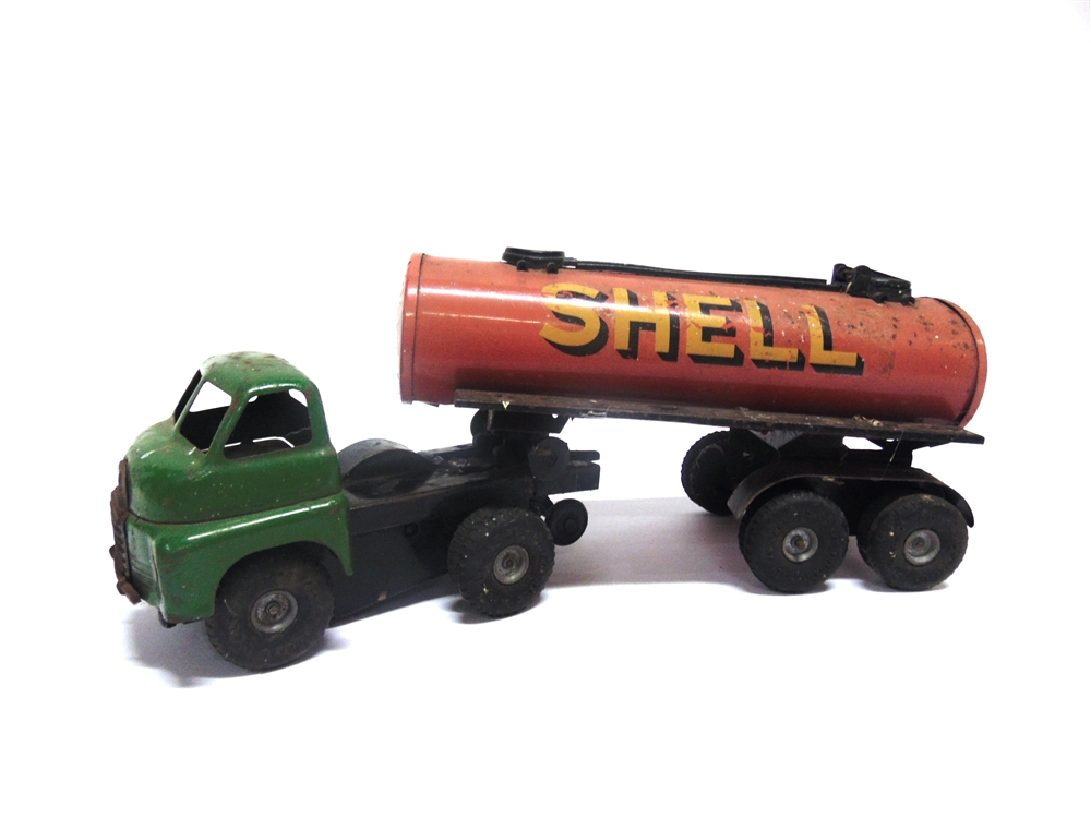 A TRI-ANG MINIC BEDFORD S TYPE ARTICULATED PETROL TANKER 'SHELL / B.P.' with a green cab and red