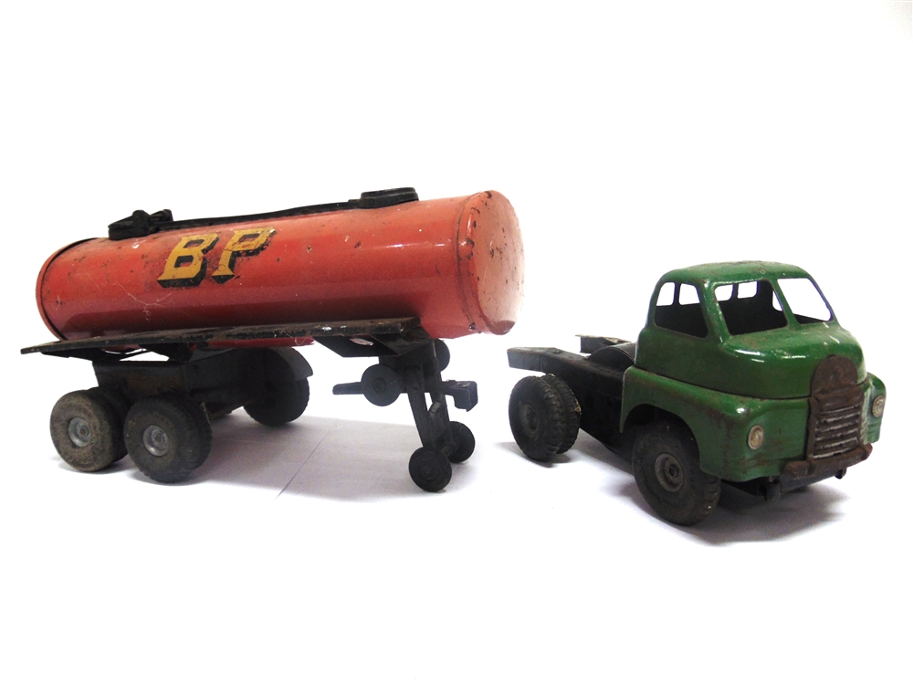 A TRI-ANG MINIC BEDFORD S TYPE ARTICULATED PETROL TANKER 'SHELL / B.P.' with a green cab and red - Image 2 of 2