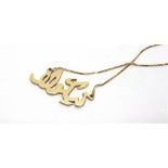 AN ARABIC NAME PENDANT ON A CHAIN stamped '750', 5.5g gross