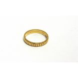 A 22 CARAT GOLD WEDDING RING 4.2g gross