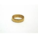 A 22 CARAT GOLD WEDDING RING 5.1g gross