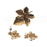 A 9 CARAT GOLD LEAF BROOCH and a pair of 9 carat gold stylised leaf drop earrings; 6.5g gross