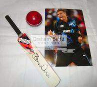 Autographed New Zealand cricket memorabilia, comprising a cricket ball signed by Daniel Vettori,