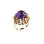 9 ct yellow gold amethyst ring. Set with an amethyst cabochon measuring approx. 10 mm in diameter.