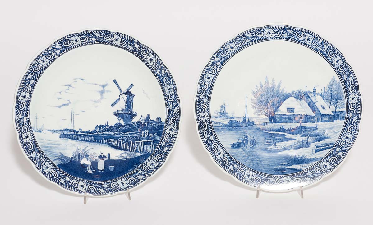 Coppia di piatti in maiolica Delft, Holland, XX sec.