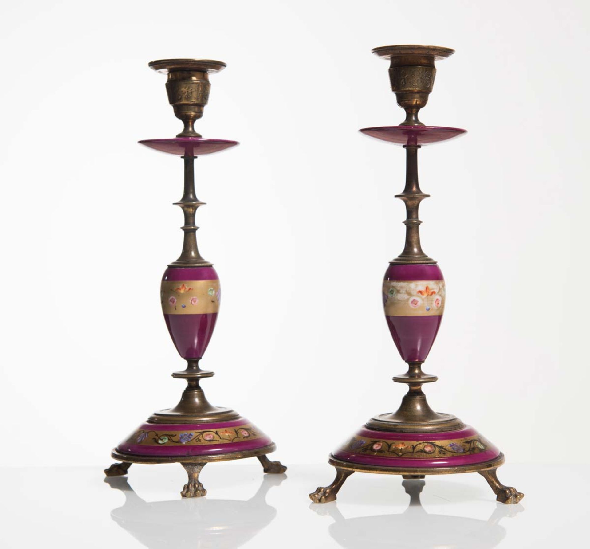Coppia di candelieri in porcellana e rame, Francia, seconda metà del XIX sec.