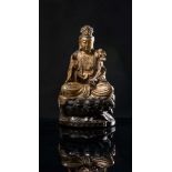 Figura di Guanyin seduta in bronzo dorato, Cina, XIX sec.