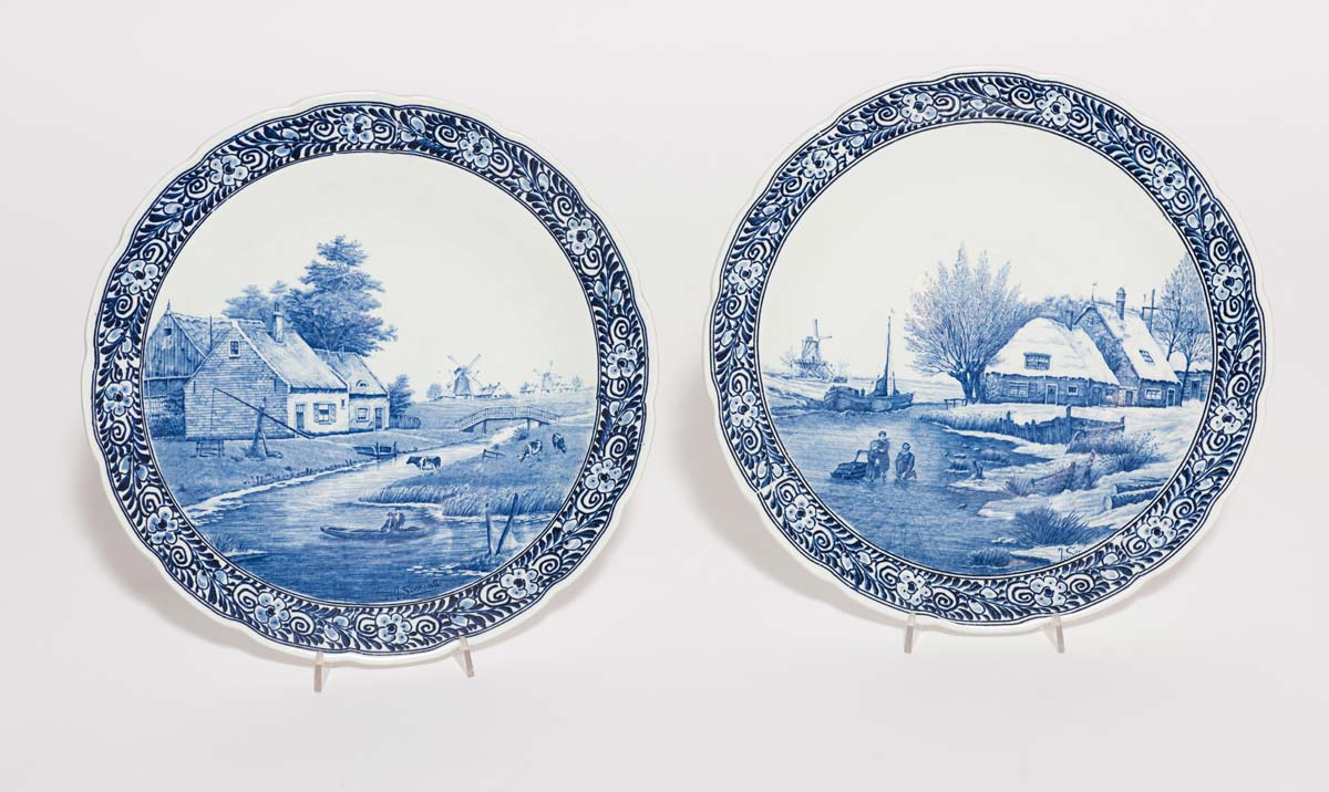 Coppia di piatti in maiolica Delft, Holland, XX sec.