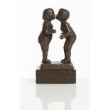 Scultura in bronzo a patina scura, “Il primo bacio”, Produzione Tedesca, inizio del XX sec.