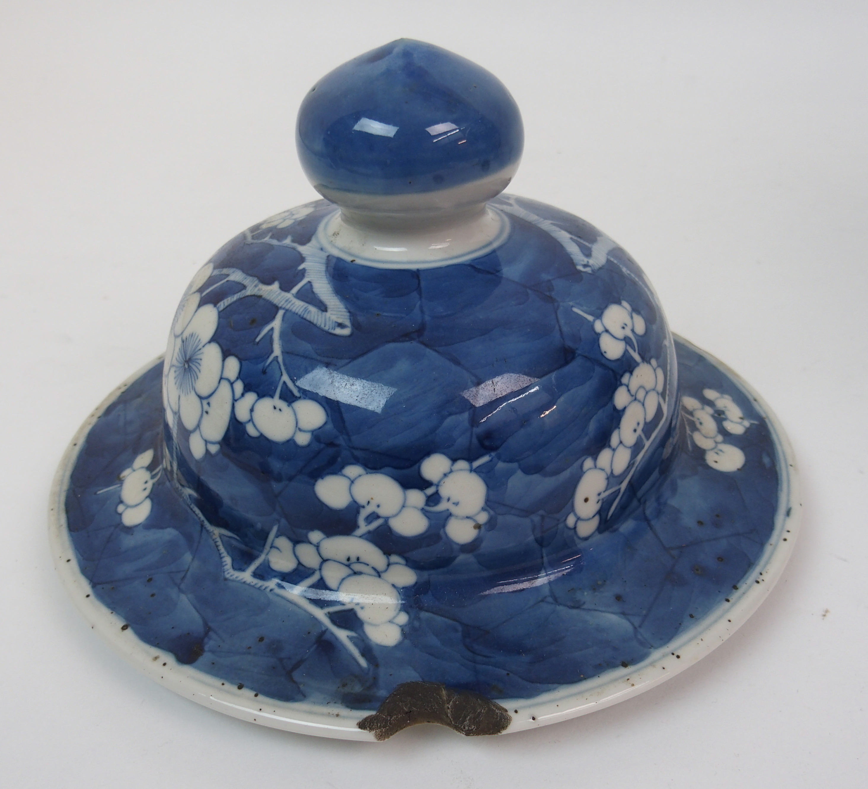 A Chinese blue and white baluster jar and cover painted with blossoming branches on honeycomb - Image 7 of 10