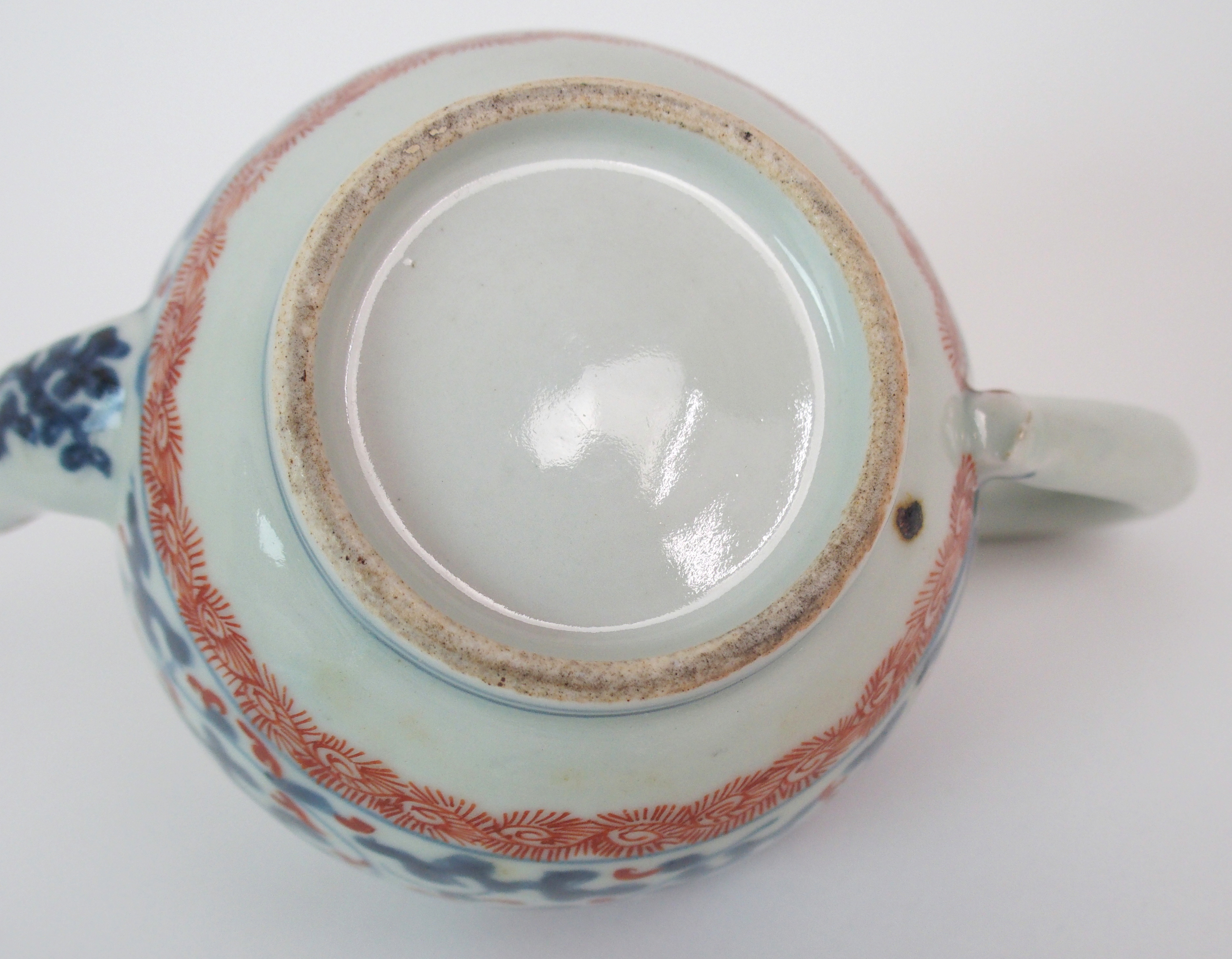 A CHINESE EXPORT GLOBULAR TEAPOT AND COVER painted with blue and iron red vermiculated ground and - Image 8 of 10