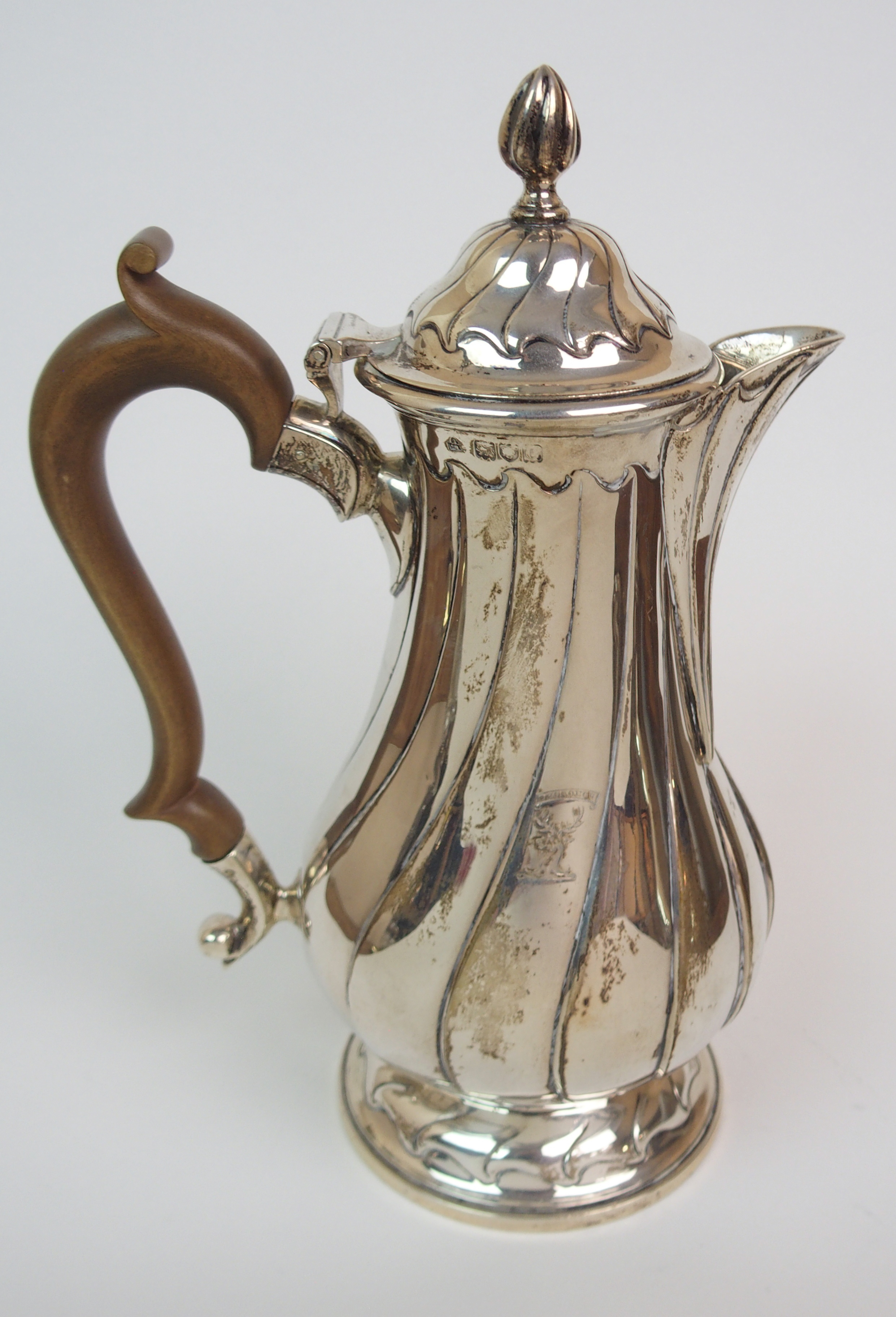 A LATE VICTORIAN TWO-PIECE SILVER CAFE AU LAIT SET makers marks TBT, London 1896 and 1898 of - Image 7 of 9