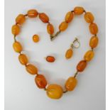 A STRING OF AMBER COLOURED BEADS largest bead approx 21.7mm x 18.2mm, to smallest 13.5mm x 9.1mm