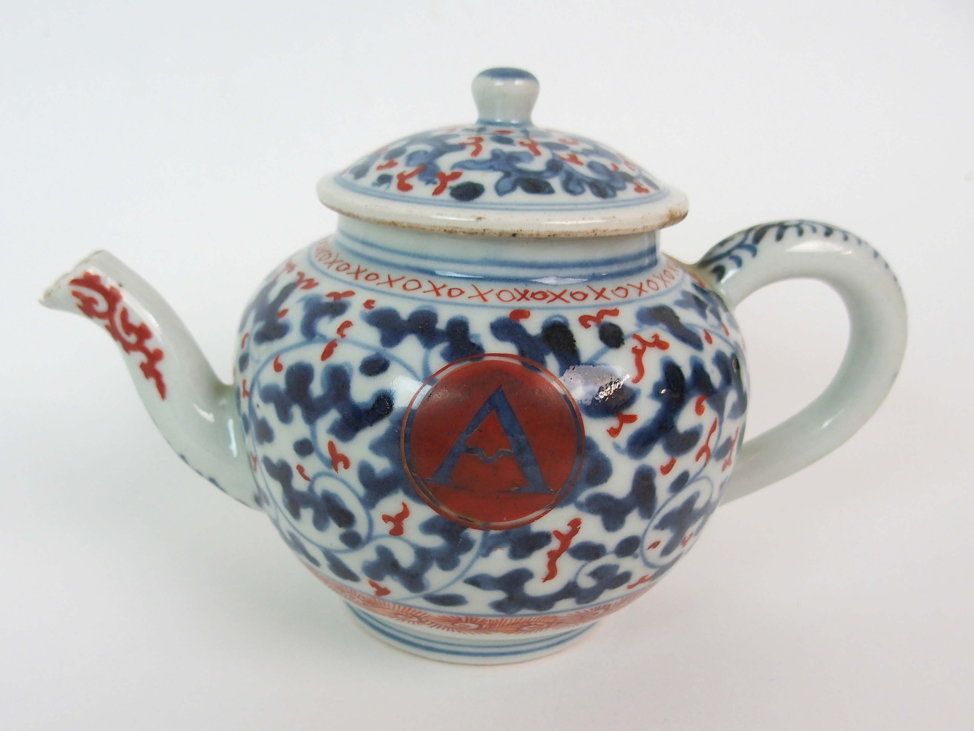 A CHINESE EXPORT GLOBULAR TEAPOT AND COVER painted with blue and iron red vermiculated ground and - Image 3 of 10