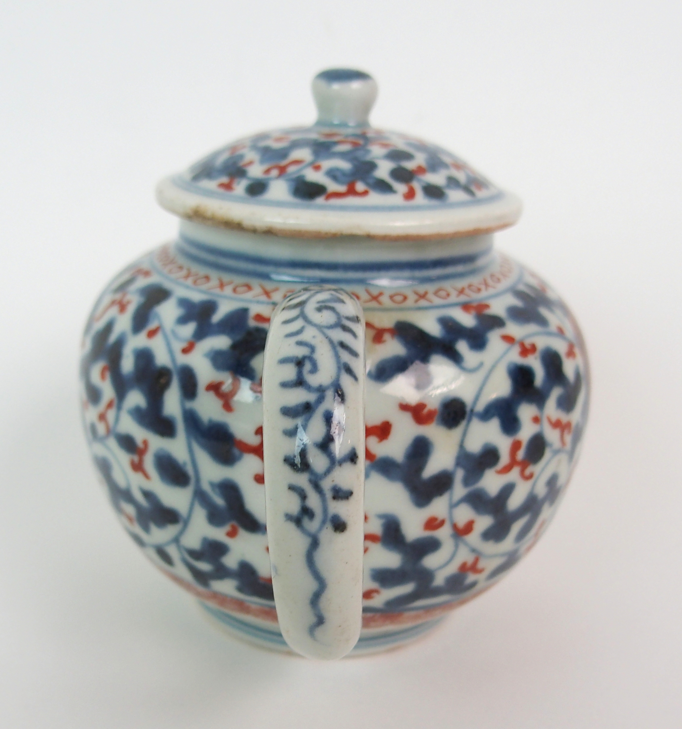 A CHINESE EXPORT GLOBULAR TEAPOT AND COVER painted with blue and iron red vermiculated ground and - Image 2 of 10