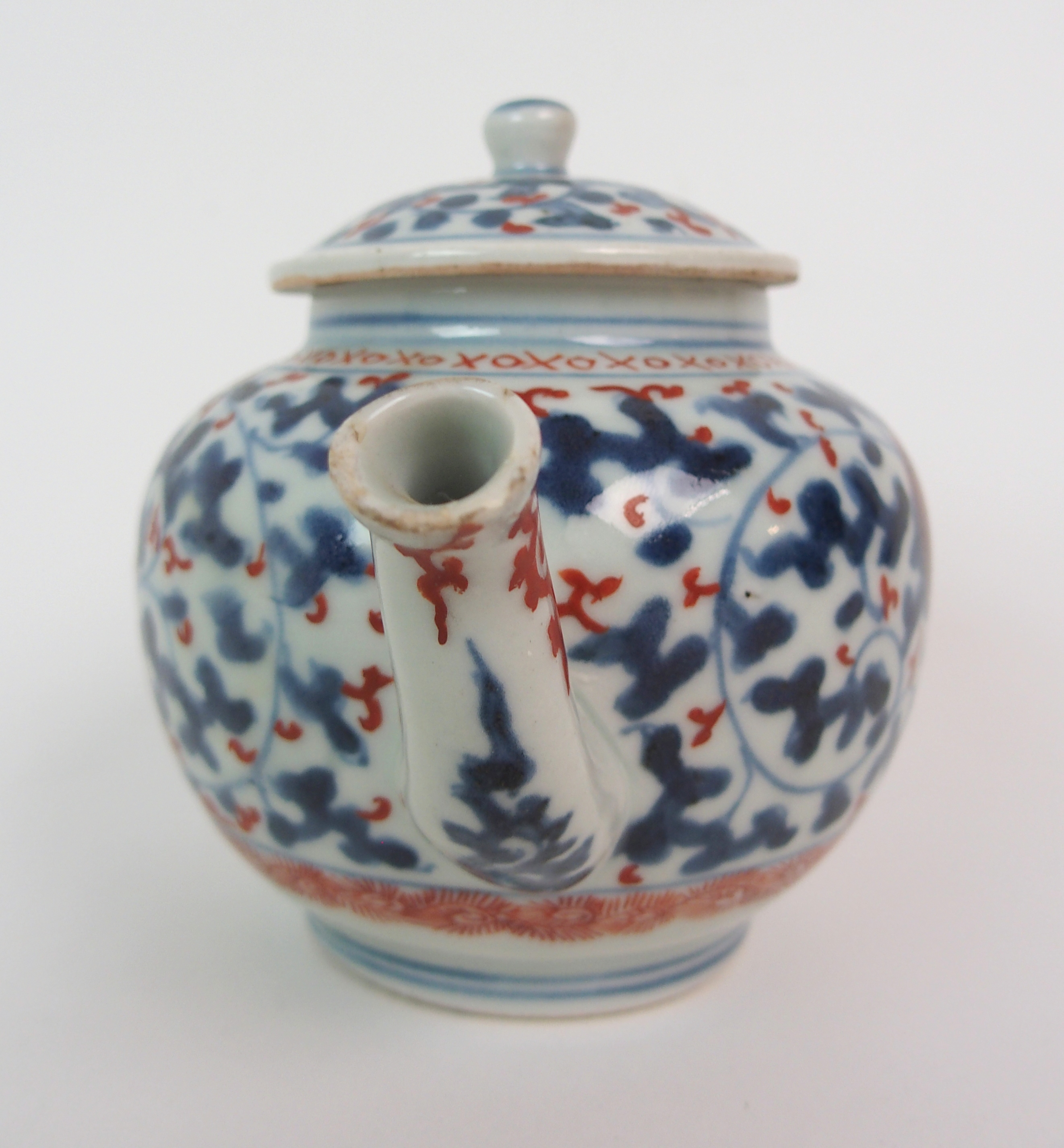 A CHINESE EXPORT GLOBULAR TEAPOT AND COVER painted with blue and iron red vermiculated ground and - Image 4 of 10