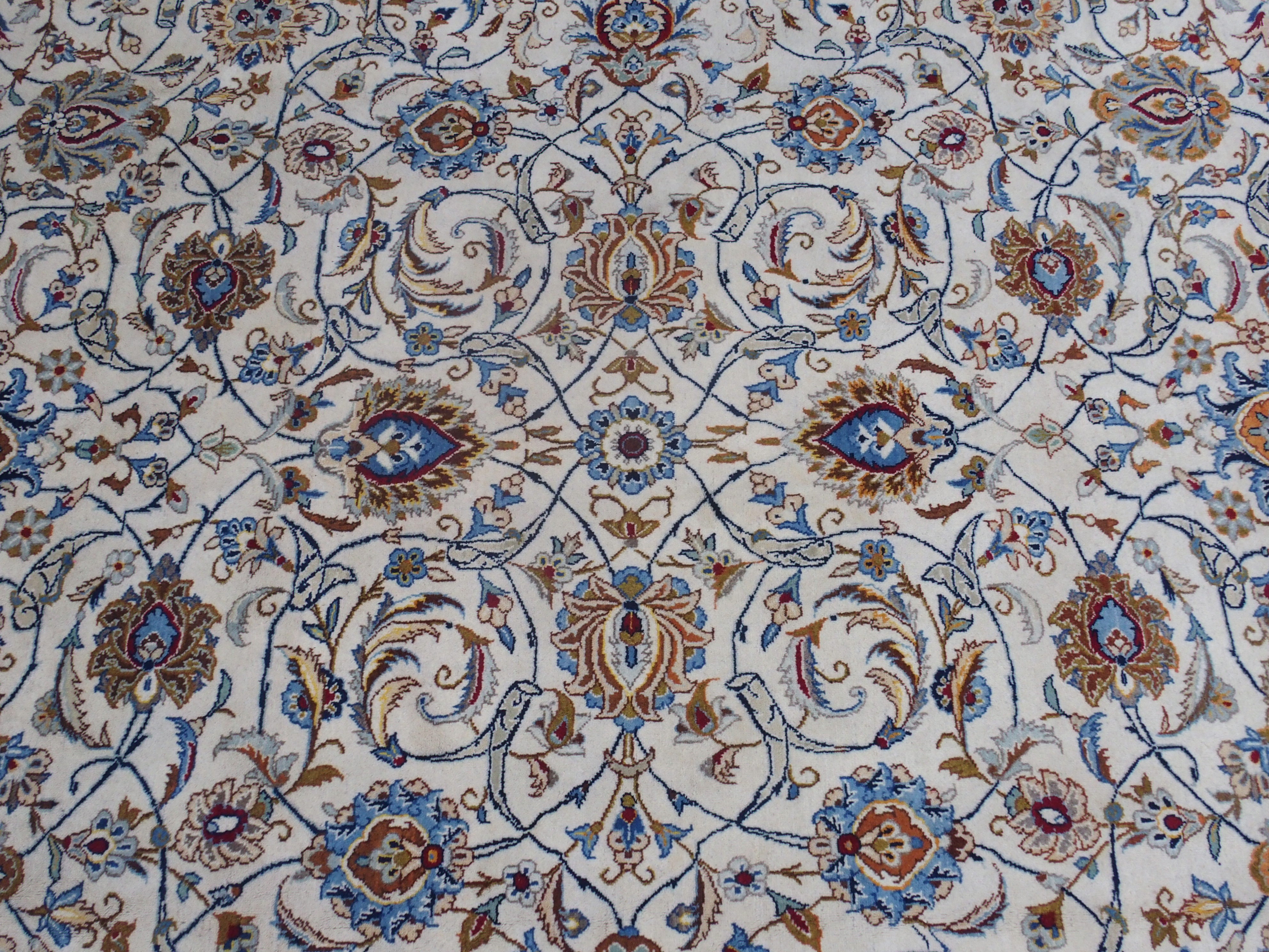 A CREAM GROUND FINE KASHAN RUG with allover floral design and floral palmette border, 353cm x - Image 3 of 5